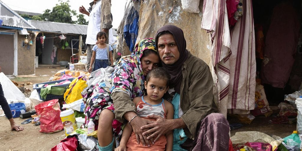 Família unida em ambiente desafiador, lutando pela sobrevivência.
